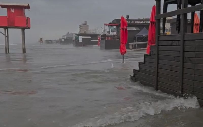 Ressaca avança e mar cobre faixa de areia em Capão da Canoa | abc+