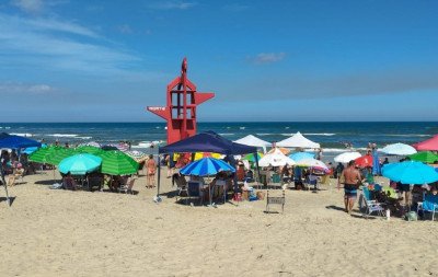 Ressaca destrói monumento no litoral norte do RS; veja fotos