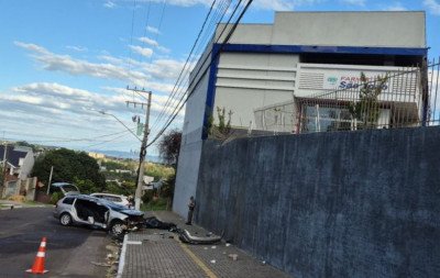 Carro despenca de estacionamento de farmácia e deixa passageiras feridas