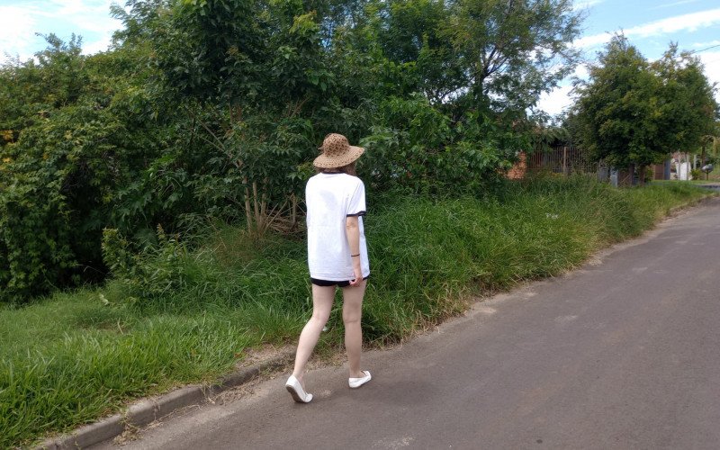 Sem passeio público, caminhada pela rua no bairro Feitoria