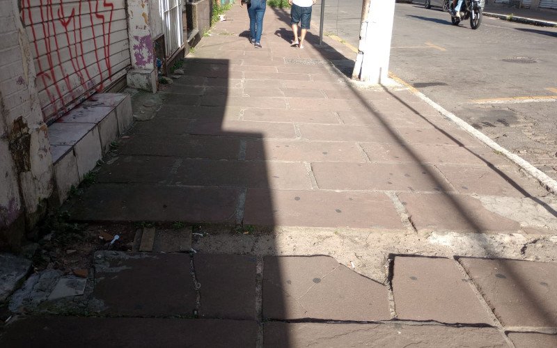 No Centro, os pedestres também encontram calçadas irregulares
