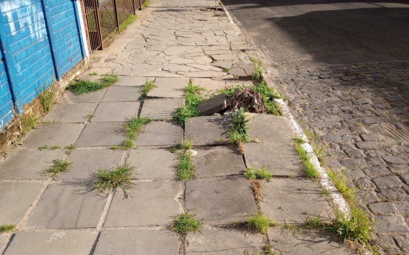 No Centro, os pedestres também encontram calçadas irregulares