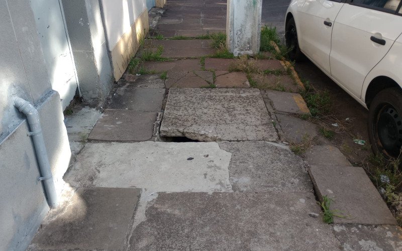 No Centro, os pedestres também encontram calçadas irregulares