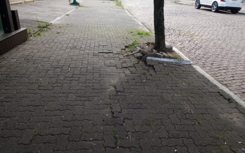 No Centro, os pedestres também encontram calçadas irregulares