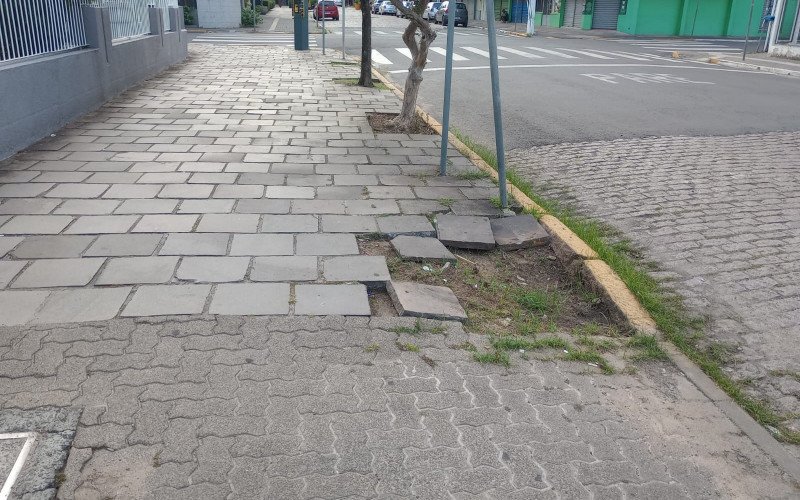 No Centro, os pedestres também encontram calçadas irregulares
