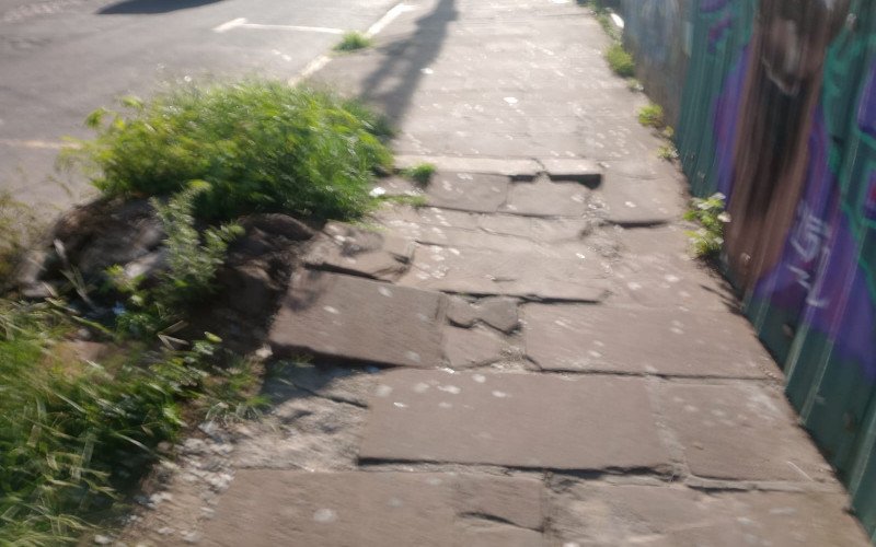 No Centro da cidade também há calçadas irregulares
