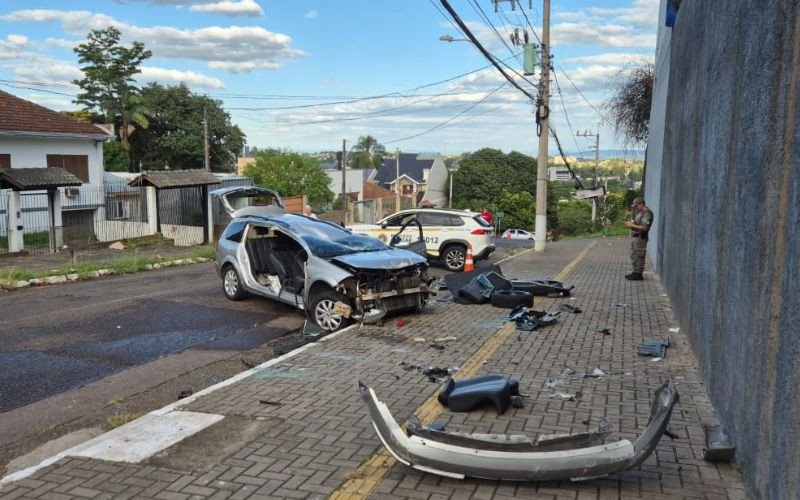 Carro despenca de estacionamento de farmácia em Novo Hamburgo