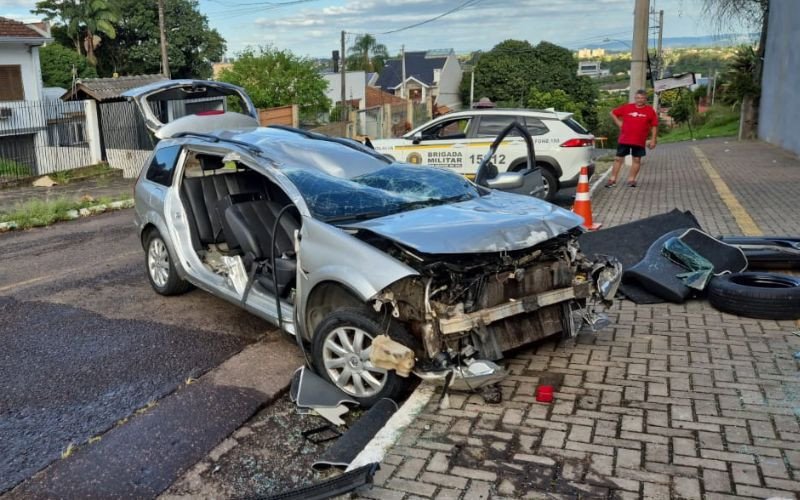 Carro despenca de estacionamento de farmácia em Novo Hamburgo