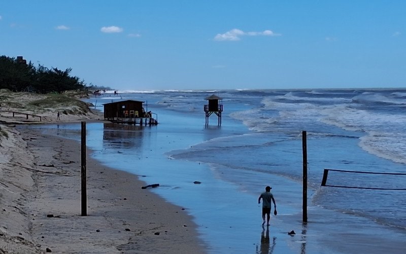 Monumento em Atlântida Sul, em Osório, é derrubado pela forte ressaca