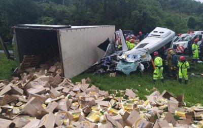 BR-116: Carreta tomba sobre van e deixa ao menos seis pessoas mortas