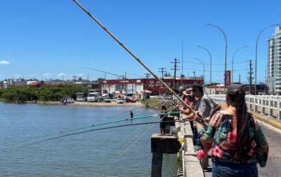 "Está dando sardinha, peixe-rei e tainha": Pescaria na ponte entre Imbé e Tramandaí movimenta a temporada no litoral norte