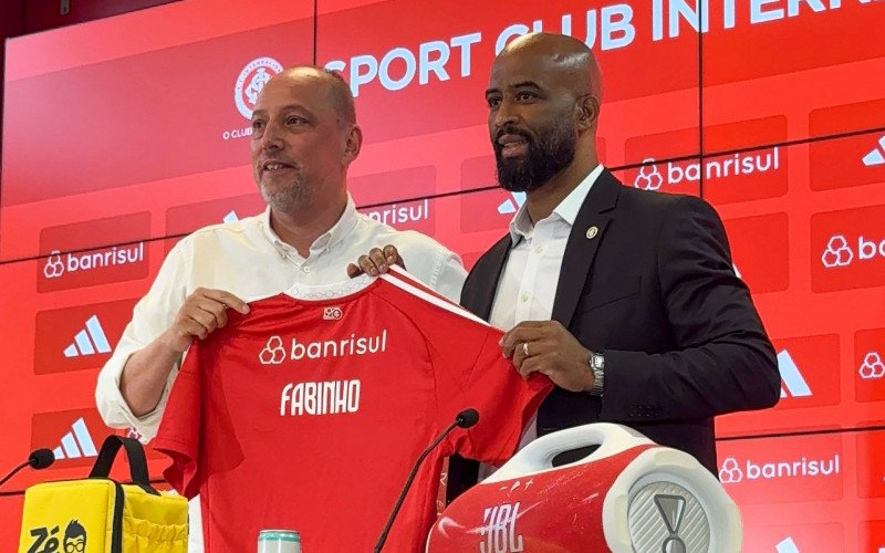 Fabinho Soldado recebe a camisa do Inter do presidente Alessandro Barcellos | abc+