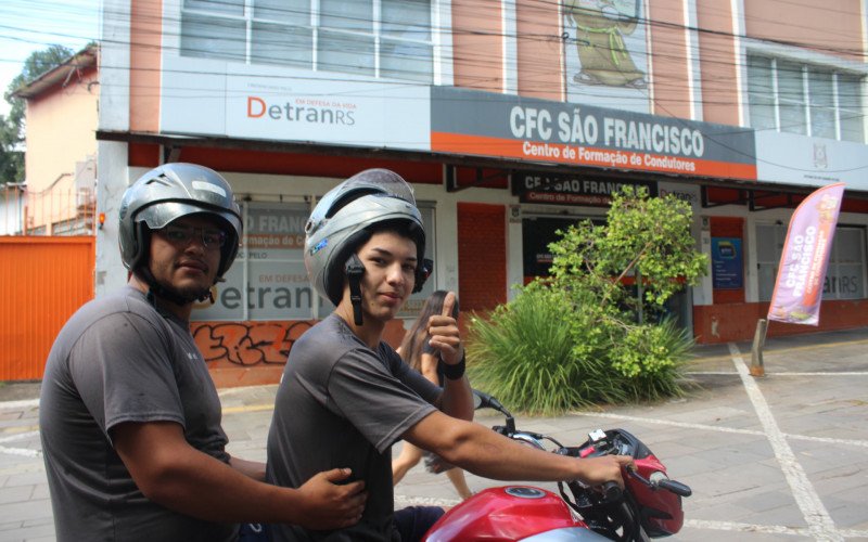 Os amigos Victor e Vinícius estiveram no CFC São Francisco na manhã desta segunda-feira (5) | abc+