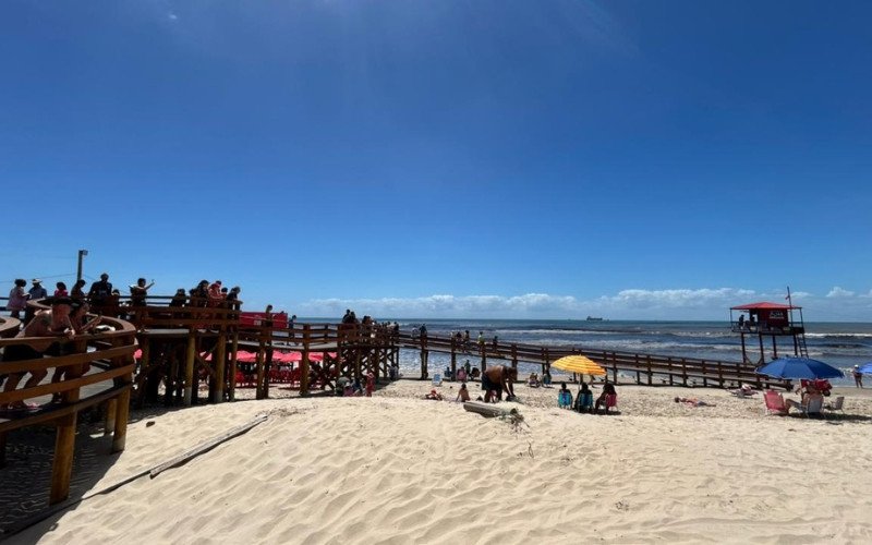 Ressaca continua forte no mar, mas veranistas arranjam formas de aproveitar