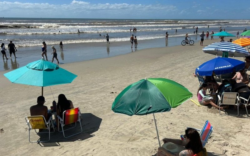 Ressaca continua forte no mar, mas veranistas arranjam formas de aproveitar