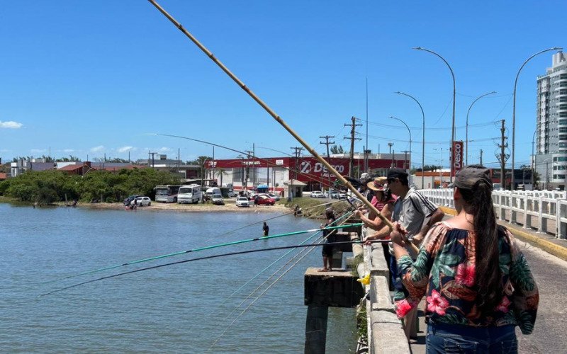 Pescaria na ponte Giuseppe Garibaldi é uma tradição para quem veraneia nas praias de Tramandaí e Imbé | abc+