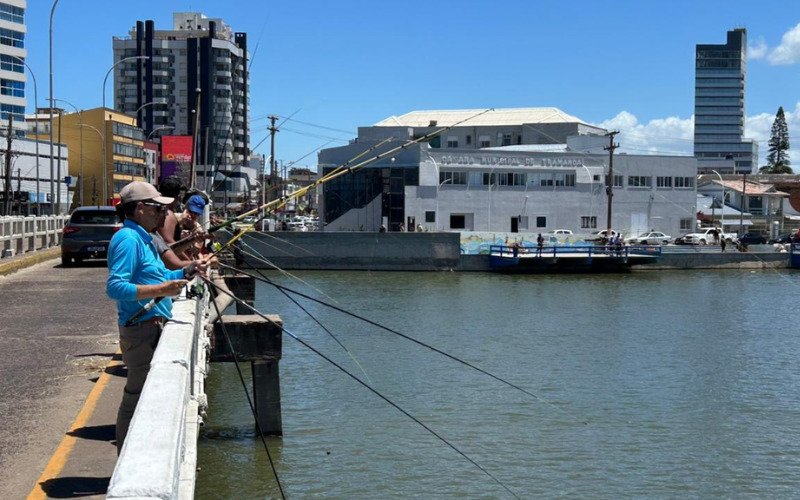 Pescaria na ponte Giuseppe Garibaldi é uma tradição para quem veraneia nas praias de Tramandaí e Imbé | abc+