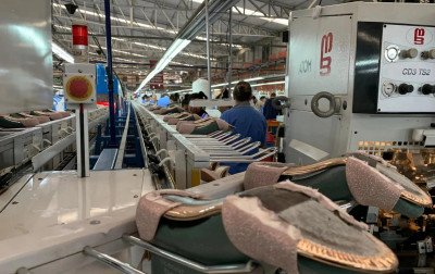 Apesar do tarifaço, exportações calçadistas fecham 2025 com estabilidade; entenda
