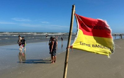 Depois do mar caribenho e da ressaca, veranistas encaram o vento nordestão no litoral gaúcho