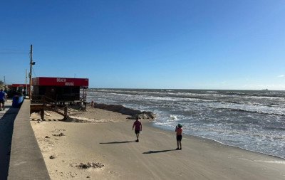 Ressaca do mar persiste e veranistas substituem faixa de areia para praticar atividades físicas em praia do RS; veja vídeo