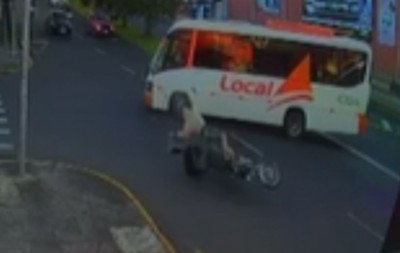 VÍDEO: Motociclista em fuga da BM colide em ônibus e morre ao ser arremessado no Vale do Sinos