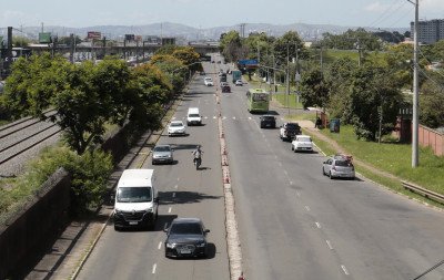 Revitalização da Avenida Guilherme Schell começa com remoção das divisas da pista