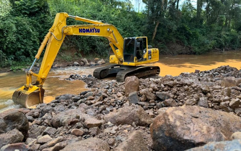 Desassoreamento no Arroio Feitoria no bairro Beira Rio