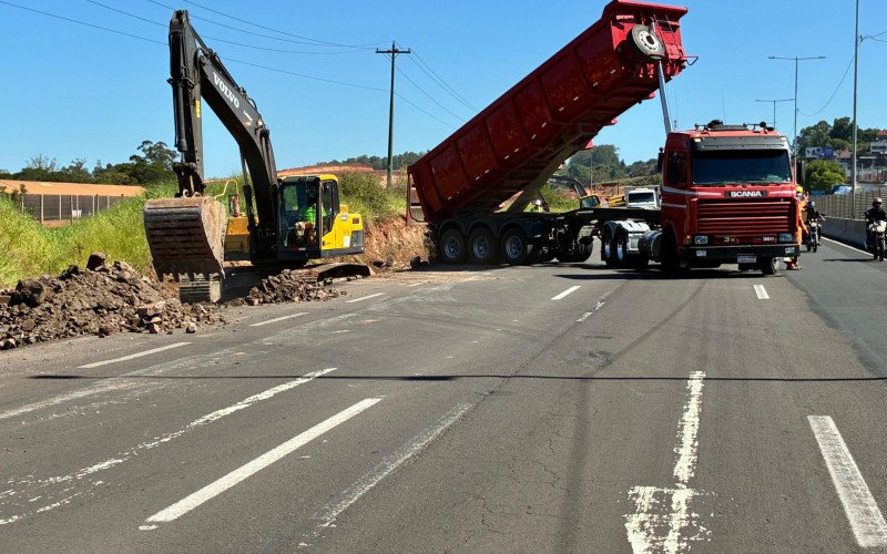 Obras causam lentidão na BR-116, junto ao Boulevard Germânia, em Novo Hamburgo | abc+