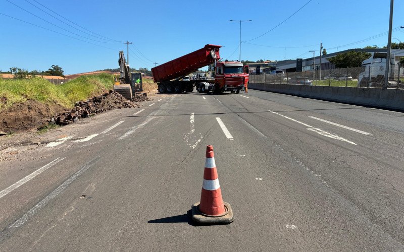 Obras causam lentidão na BR-116, junto ao Boulevard Germânia, em Novo Hamburgo