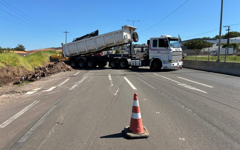 Obras causam lentidão na BR-116, junto ao Boulevard Germânia, em Novo Hamburgo