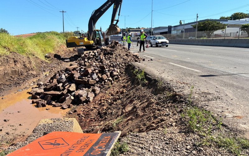 Obras causam lentidão na BR-116, junto ao Boulevard Germânia, em Novo Hamburgo