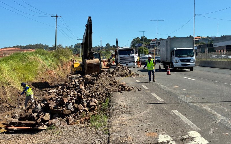 Obras causam lentidão na BR-116, junto ao Boulevard Germânia, em Novo Hamburgo