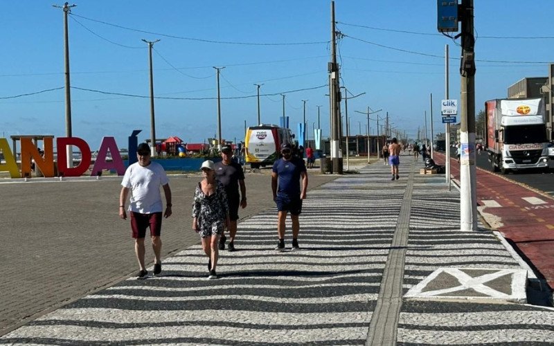 Ressaca do mar persiste e veranistas trocam faixa de areia por calçadão à beira-mar para praticar atividades físicas
