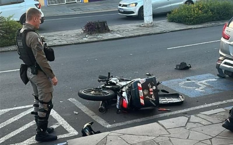 Motociclista em fuga da BM colide em ônibus e morre ao ser arremessado no Vale do Sinos  