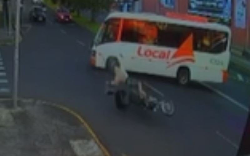 Motociclista em fuga da BM colide em ônibus e morre ao ser arremessado no Vale do Sinos  