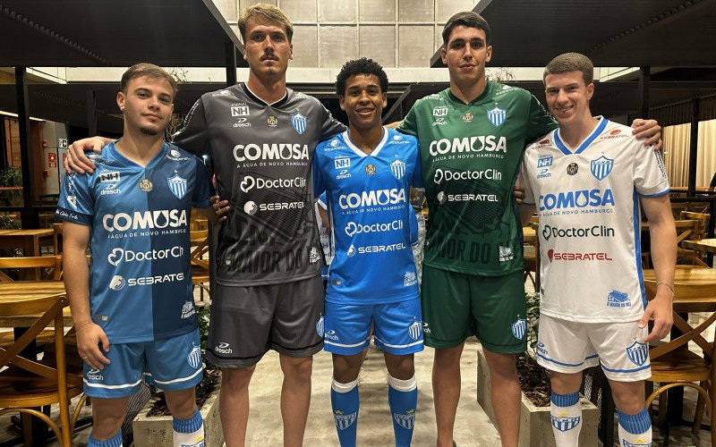 Jogadores do Novo Hamburgo vestem o uniforme que o time usará nesta temporada | abc+