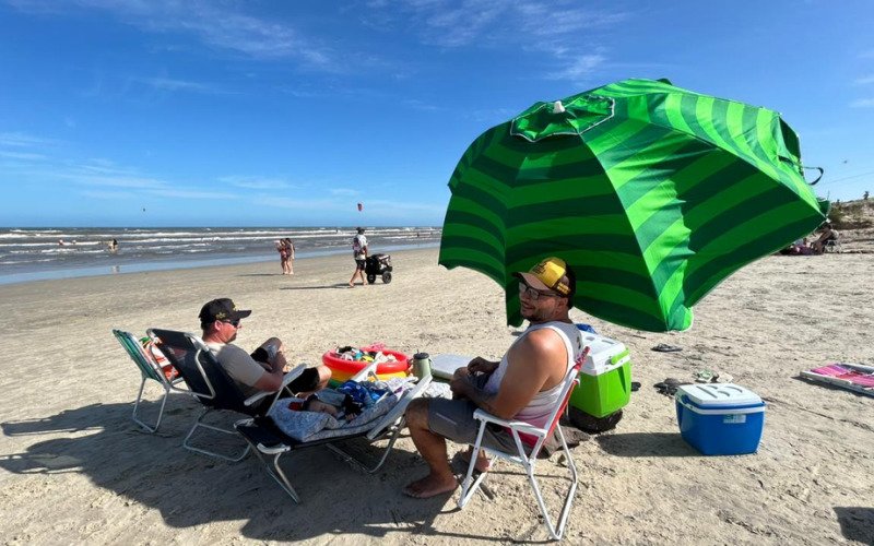 Depois do mar caribenho e da ressaca, veranistas encaram o vento nordestão