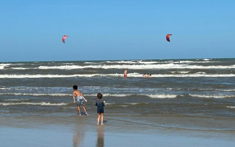 Depois do mar caribenho e da ressaca, veranistas encaram o vento nordestão | abc+