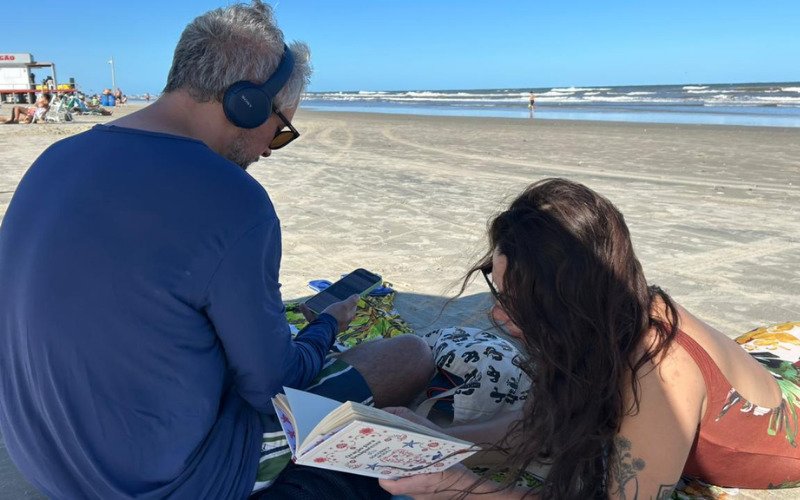 Giulia Delazzeri escolhe um livro para lhe acompanhar na beira-mar | abc+