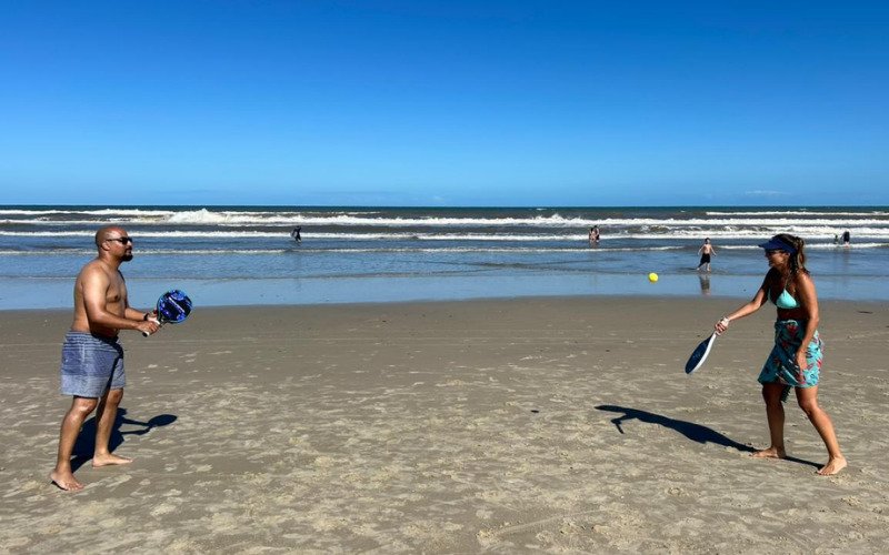 Gaziela Valim curte a praia jogando frescobol com amigos | abc+