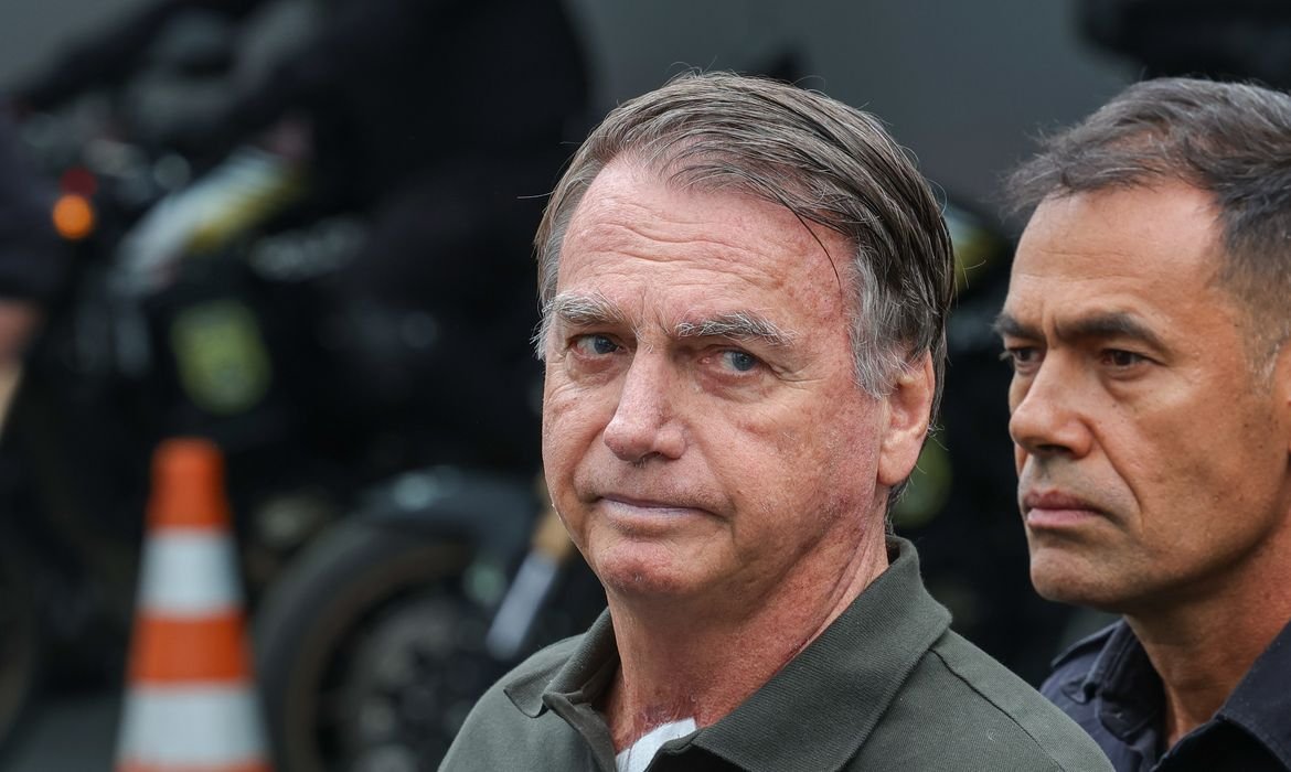 Bolsonaro reclama de dores e médicos indicam cirurgia; entenda
