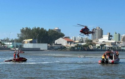 Resgate de helicóptero: Ação de treinamento do Corpo de Bombeiros chama atenção de veranistas no RS
