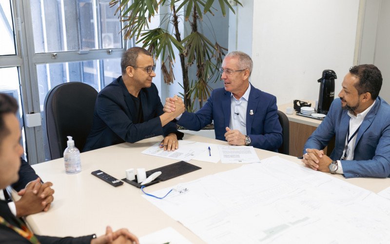 Secretário de Habitação do Estado, Carlos Gomes, e prefeito de Canoas, Airton Souza, firmam parceria para a construção de 49 casas no Guajuviras | abc+