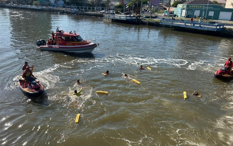 Resgate de helicóptero marca início de dia quente no litoral norte do RS, com treinamento do Corpo de Bombeiros em Tramandaí
