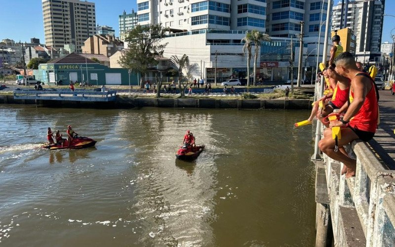 Resgate de helicóptero marca início de dia quente no litoral norte do RS, com treinamento do Corpo de Bombeiros em Tramandaí
