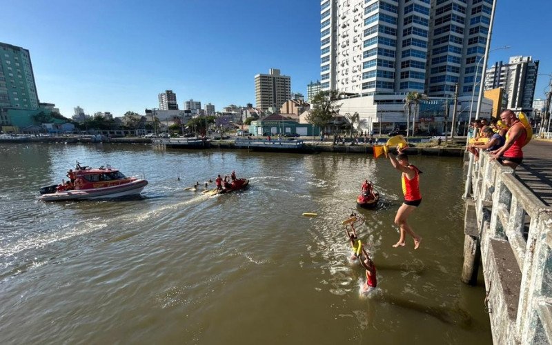 Resgate de helicóptero marca início de dia quente no litoral norte do RS, com treinamento do Corpo de Bombeiros em Tramandaí

