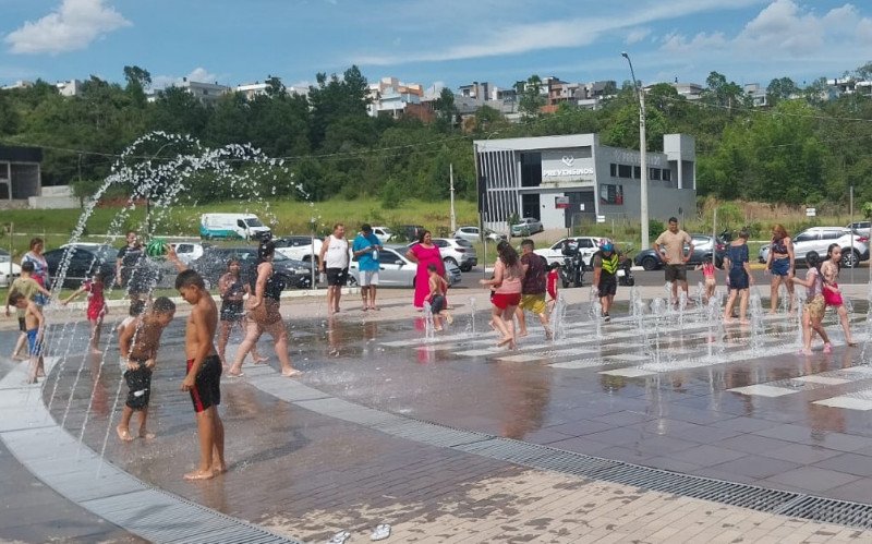 Chafariz reaberto em Campo Bom é atração para quem foge do calorão no município
