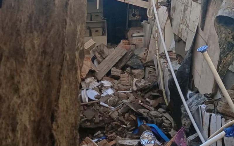 Corpo de Bombeiros atuou no resgate após colapso da estrutura no bairro Bom Jesus, em Porto Alegre | abc+