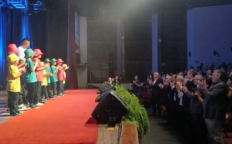 Grupo Explosão da Dança se apresentou na solenidade de possa da Reitoria da Unisinos