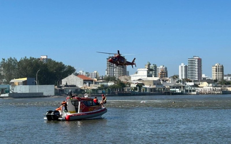 Resgate de helicóptero marca início de dia quente no litoral norte do RS, com treinamento do Corpo de Bombeiros em Tramandaí
